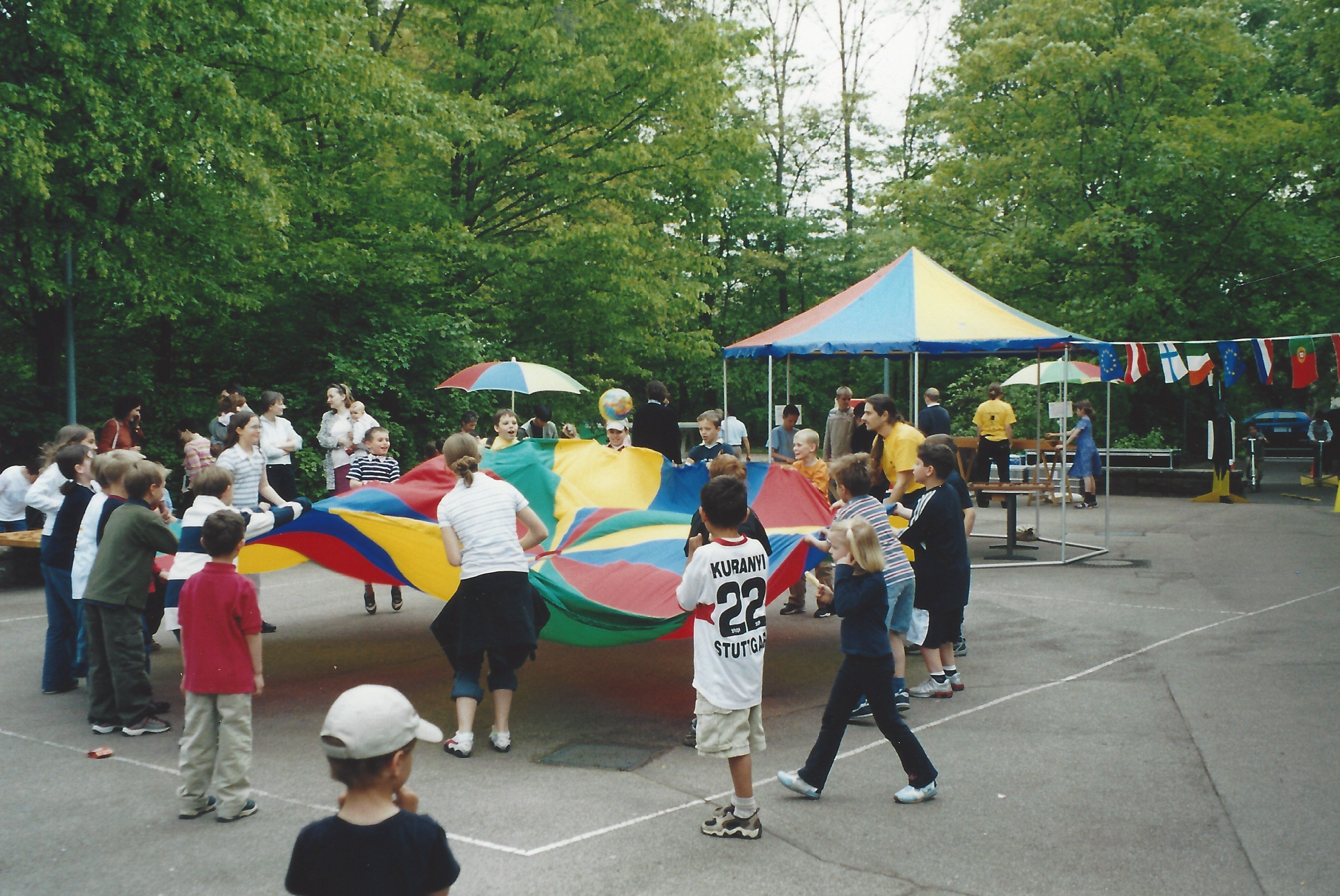 Schwungtuch bei Schulfest während einer Kinderanimation in Stuttgart